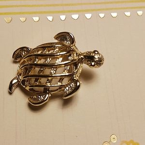 💥Gold tone Turtle Brooch 1 inch. Excellent Condition